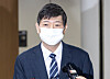 Rep. Kim Hong-gul, independent, answers a question from a reporter after the Seoul Central District Court convicts him on Tuesday for election law violation. [YONHAP]