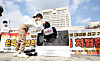 Activist against online child pronography performs in front of the Supreme Court, Seoul, in October 2021 before a ruling on a high profile online sexual exploitation trial was made. [YONHAP]