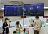 Parents register their children at Woorisoa Children's Hospital in Guro District, western Seoul on Wednesday. [YI WOO-LIM]