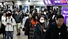 Subway passengers walk on the metro platform at Euljiro 1-ga Station on line No. 2 in central Seoul last year. [NEWS1]