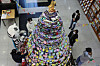 College students from Daegu University construct a Christmas tree by stacking up 3,000 discarded books in the lobby of the Daegu campus's main library on Tuesday. Students attached hundreds of notes to the “book tree.” [NEWS1]