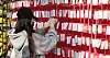 A 2022 College Scholastic Ability Test (CSAT) test taker hangs a slip of paper with a note with her wish for the upcoming exam on Thursday, at Jogye Temple in Jongno District, central Seoul, on Sunday. [NEWS1]