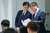 Outgoing chief of staff Kim Dae-ki, right, chats with his successor, Lee Kwan-sup, director of national policy, during a a press conference at the Yongsan presidential office in central Seoul on Thursday. [NEWS1]