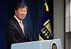 Outgoing chief of staff Kim Dae-ki announces his own resignation and replacement in a press conference at the Yongsan presidential office in central Seoul on Thursday. [JOINT PRESS CORPS]