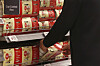 A customer picks up Hetbahn, microwavable rice bowls, sold by CJ CheilJedang, at a discount mart in Seoul. [YONHAP]