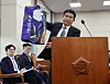 Coupang Logistics Service CEO Hong Yong-jun opens a Rocket Fresh delivery bag at a hearing with the National Assembly's Environment and Labor Committee on the afternoon of Jan. 21. Executives, including Hong and Coupang Representative Director of Business Management Kang Han-seung, testified regarding the working conditions of the company's delivery drivers following the death of a company worker last May. [YONHAP]