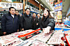 Oceans Minister Kang Do-hyung inspects the supply, demand and prices of seafood products during a tour of Mokpo Eastern Market on Jan. 23. [MINISTRY OF OCEANS AND FISHERIES]