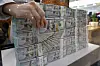A bank employee sorts dollar bundles at Hana Bank's Counterfeit Notes Response Center in Jung District, central Seoul, on Thursday. Korea's foreign exchange reserve in December stood at $420.15 billion, up $3.07 billion on month, according to the Bank of Korea that day. [NEWS1]