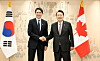 Korean President Yoon Suk Yeol, right, shakes hands with Canadian Prime Minister Justin Trudeau ahead of their summit at the Yongsan presidential office in central Seoul Wednesday. [JOINT PRESS CORPS]