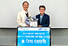 Domino's Pizza Korea Chairman Kenny Oh, right, poses for the camera during a donation ceremony at Samsung Medical Center on Tuesday. [DOMINOS PIZZA KOREA]