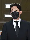 Actor Ha Jung-woo enters the Seoul Central District Court in Seocho District, southern Seoul on Tuesday morning. [NEWS1]