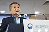 Minister of the Interior and Safety Lee Sang-min announces the administration’s plan to reorganize the government on Thursday during a press briefing in Seoul. [YONHAP]