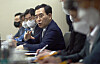 Minsiter Lee Chang-yang, second from right, speaks during a meeting with nuclear energy power plant related suppliers in Changwon on Wednesday. [YONHAP]