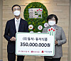 Choi Sang-in, associate vice president of Dongsuh Foods, left, and Kim Youn-soon, secretary general of Community Chest of Korea, during the donation event held in central Seoul on Thursday. [DONGSUH]