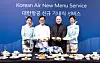 David Pacey, second from right, vice president of Korean Air's in-flight catering and lounge division, introduces the airline’s new in-flight meal service with chef Seakyeong Kim, third from right, who participated in meal development, at the Grand Hyatt Incheon on March 11. [KOREAN AIR]
