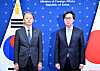 From right, Chang Ho-jin, first vice foreign minister, and Masataka Okano, Japan’s vice foreign minister, meet in Seoul on Thursday. [MINISTRY OF FOREIGN AFFAIRS]