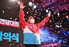 Yoon Seok-youl acknowledges the crowd at the Kim Koo Memorial Hall in Yongsan district, central Seoul, after Friday's announcement that he was the People Power Party's candidate for the March 2022 presidential election. [PRESS POOL]