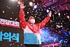 Yoon Seok-youl acknowledges the crowd at the Kim Koo Memorial Hall in Yongsan district, central Seoul, after Friday's announcement that he was the People Power Party's candidate for the March 2022 presidential election. [PRESS POOL]