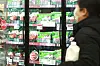 A customer shops for kimchi at a discount mart in Seoul on Sunday. Korea's kimchi exports hit a record high of $156 million last year, up 10.5 percent on year, according to data from the Korea Customs Service. [YONHAP]