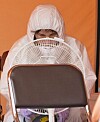 A health care worker cools off at Yangcheon Public Health Center in western Seoul on Thursday. Authorities said changes in guidelines for Covid-19 testing centers are under discussion as the scorching heat approaches. [NEWS1]