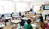Students listen to their lesson behind plastic partitions at Seryun Elementary School in Songpa District, eastern Seoul, Wednesday. [YONHAP]