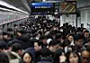 Passengers crowd the platform of Gwanghwamun Station, line No. 5, in central Seoul on Thursday morning. The line suffered delays during morning rush hour because of heavy snowfall. The information display reads that real-time operational status cannot be shared. [YONHAP]