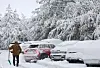 Heavy snowfall covers cars parked at an apartment complex in Gangwon on Thursday. [YONHAP]