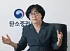 Yun Sun-jin, co-chair of the 2050 Carbon Neutrality Commission, speaks during an interview with the Korea JoongAng Daily on Sept. 30 at the commission's office in Jongno District, central Seoul. [PARK SANG-MOON]