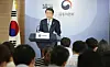Financial Services Commission Chairman Eun Sung-soo answering questions at a press briefing on Thursday at its headquarters in Seoul. [YONHAP]
