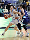 Asan Woori Bank Woori Won's Kim Dan-bi, left, in action during a playoff match against the Incheon Shinhan Bank S-Birds at Incheon Dowon Gymnasium in Incheon on Monday. [NEWS1]