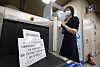 The Seoul Central District Court and the Seoul High Court shut down their operations on Friday after a prison guard of the Seoul Detention Center was confirmed as a coronavirus patient. All trials were delayed to later dates and inmates of the detention center underwent virus tests.  [YONHAP]
