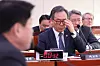 Foreign Minister Cho Tae-yul responds to lawmakers' questions about the controversy surrounding Japan's recent Sado Mines memorial intended to honor Korean wartime forced labor victims during a plenary session of the Foreign Affairs and Unification Committee at the National Assembly in Seoul on Thursday. [YONHAP]