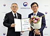 Minister of Culture, Sports and Tourism Yu In-chon, left, appoints Jang Sang-hoon as the new director of the National Folk Museum of Korea at the National Museum of Modern and Contemporary Art in Jongno District, central Seoul, on Tuesday. [MINISTRY OF CULTURE, SPORTS AND TOURISM]