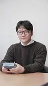 Pastor Lee Dong-hwan sits down for an interview with the Korea JoongAng Daily in his office in central Seoul. [JEON TAE-GYU]