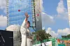 Pastor Lee Dong-hwan throws petals into the air while giving a blessing on Aug. 31, 2019, at the second Incheon Queer Culture Festival. [YONHAP]