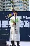 Pastor Lee Dong-hwan gives a blessing on Aug. 31, 2019, at the 2nd Incheon Queer Culture Festival. [YONHAP]