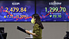 Electronic display boards at Hana Bank in central Seoul shows the Kospi closing at 2,479.84 points and the won at 1,299.70 to the dollar on Thursday. [YONHAP]