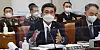 Minister of National Defense Suh Wook, center, answers questions during a parliamentary audit hearing at the National Assembly on Monday. [YONHAP]