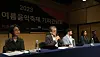 Kim Min, the music director of the Korean Chamber Orchestra, speaks during a press conference at the Seoul Arts Center in southern Seoul on Thursday for the upcoming SAC Summer Music Festival. Kim is the chairman for the festival’s organizing committee this year. From left: Seo Gowooni, the head of the SAC’s performing arts department; Kim; Spanish conductor Antonio Mendez; violinist Lee Ji-hye and percussionist Lee Won-suk. [YONHAP]