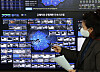 An employee points to a screen showing a system to crack down on emissions of vehicles at the Gyeonggi provincial government building in Suwon, Gyeonggi, on Monday. The government invoked emergency measures against fine dust, which was forecast to be 'bad' for the capital and its surrounding areas. [YONHAP]