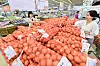 Onions that are smaller in size than the regulated dimensions are sold in bulk at lower prices in a supermarket in Seoul on Wednesday. [YONHAP]