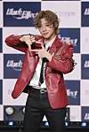 Singer and actor Park Ji-hoon shows his signature pose at the press showcase for his seventh EP ″Blank or Black″ on Wednesday. [MAROO CORP]