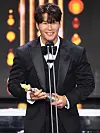 Singer Kim Jong-kook gives a speech after winning the Grand Prize at the SBS Entertainment Awards for his roles in the variety show “Running Man” and the reality show “My Ugly Duckling.” The ceremony was held on Saturday at the SBS Prism Tower in Sangam-dong, Western Seoul. [ILGAN SPORTS]