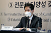 Park Chul-whan, a senior vice president at Kumho Petrochemical, speaks at a press event in central Seoul last week. [NEWS1]