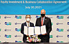 Doosan Heavy Industries & Construction Chairman and CEO Park Gee-won, left, Chairman and NuScale Power Chairman and Chief Executive Officer John Hopkins pose during a signing ceremony at the company's office in Bundang, Gyeonggi, on Tuesday. [DOOSAN HEAVY INDUSTRIES&CONSTRUCTION]