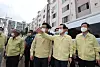 Prime Minister Chung Sye-kyun, second from right, visits areas damaged by heavy rains in Daejeon on Saturday. The city was badly affected by rains on Thursday, though less buffeted by this weekend's rains. [YONHAP]