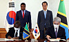 Permanent Secretary of the Tanzanian Ministry of Finance and Planning, Emmanuel M. Tutuba, left front, and Export-Import Bank of Korea Chairman Yoon Hee-sung, right front, sign a loan grant agreement on Oct. 27 at the government complex in Seoul. Korean Prime Minister Han Duck-soo, right, back, and his Tanzanian counterpart, Kassim Majaliwa attended the signing ceremony. [NEWS1]