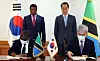 Permanent Secretary of the Tanzanian Ministry of Finance and Planning, Emmanuel M. Tutuba, left front, and Export-Import Bank of Korea Chairman Yoon Hee-sung, right front, sign a loan grant agreement on Oct. 27 at the government complex in Seoul. Korean Prime Minister Han Duck-soo, right, back, and his Tanzanian counterpart, Kassim Majaliwa attended the signing ceremony. [NEWS1]