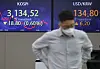 A screen in Hana Bank's trading room in central Seoul shows the Kospi closing at 3,134.52 points on Monday, down 18.80 points, or 0.60 percent from the previous trading day. [YONHAP]
