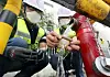 Officials inspect the water pipes and fire hydrant in Gyeyang District in Incheon Monday after larvae-like organisms were found in the city’s tap water. [YONHAP]